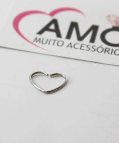 Piercing em formato de coração para tragus, daith ou cartilagem