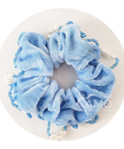 Scrunchie Vsco Frufru Xuxa Prendedor Anos 90`s Pérolas e Miçangas -Azul Claro