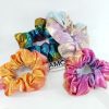 scrunchie holografica colorida