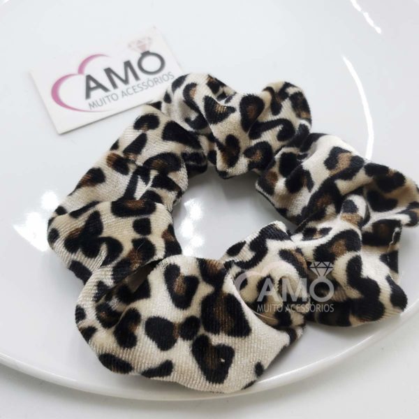 Scrunchie de veludo animal print