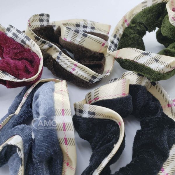 Scrunchies Veludo Prendedor Cabelo Veludo- Verde Borda Xadrez - Imagem 3