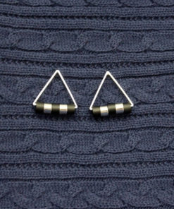 Brinco Triangulo Detalhe Na Base- Banho De Ródio