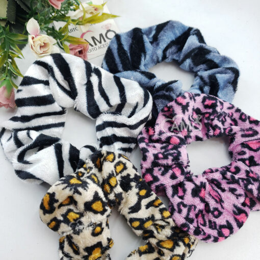 Scrunchie Xuxinha de veludo – Animal Print Oncinha - Imagem 2