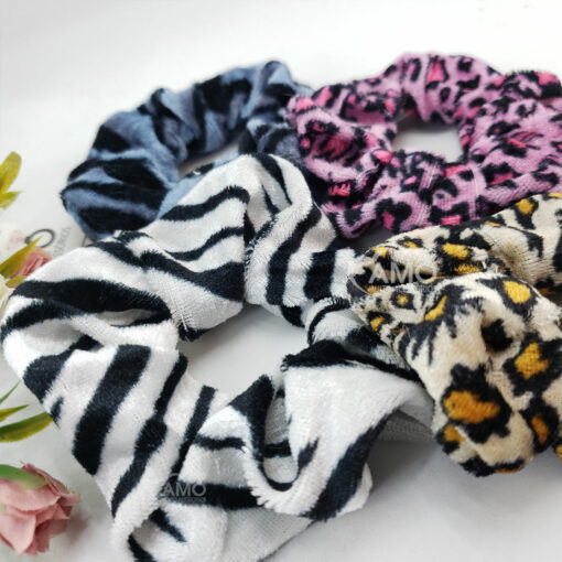 Scrunchie Xuxinha de veludo – Animal Print Oncinha - Imagem 3